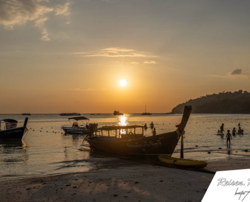 Auf Koh Lipe gibt es natürlich traumhafte Sonnenuntergänge, wie hier am Pattaya Beach.