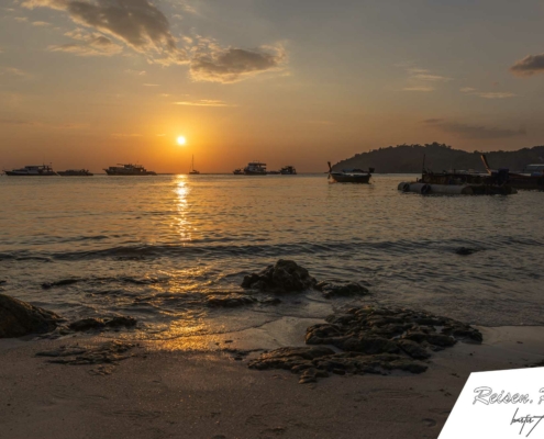 Auf Koh Lipe gibt es natürlich traumhafte Sonnenuntergänge, wie hier am Pattaya Beach.