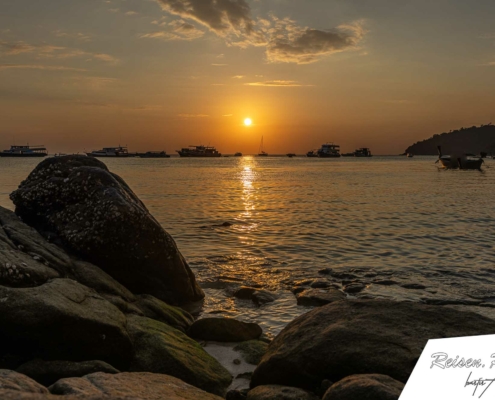 Auf Koh Lipe gibt es natürlich traumhafte Sonnenuntergänge, wie hier am Pattaya Beach.