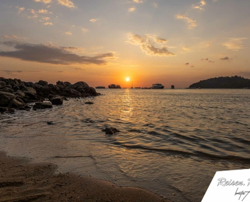 Auf Koh Lipe gibt es natürlich traumhafte Sonnenuntergänge, wie hier am Pattaya Beach.