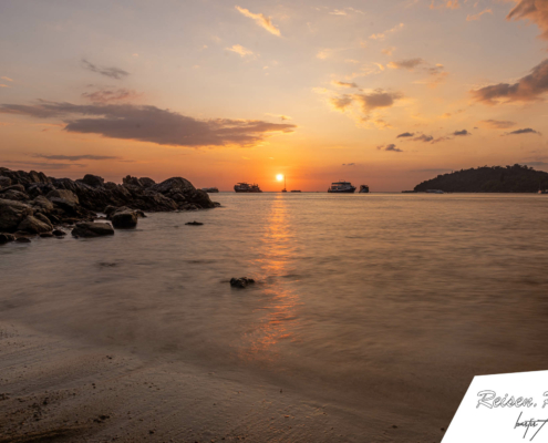 Auf Koh Lipe gibt es natürlich traumhafte Sonnenuntergänge, wie hier am Pattaya Beach.