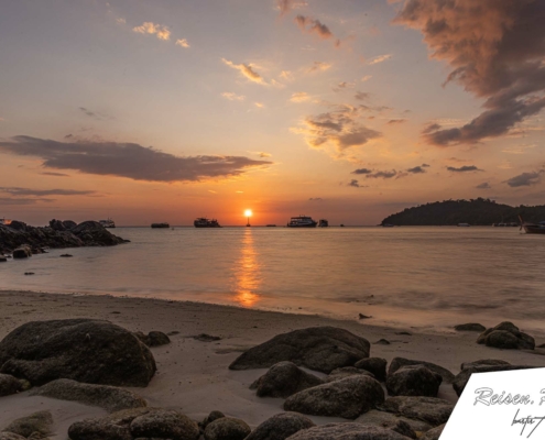 Auf Koh Lipe gibt es natürlich traumhafte Sonnenuntergänge, wie hier am Pattaya Beach.