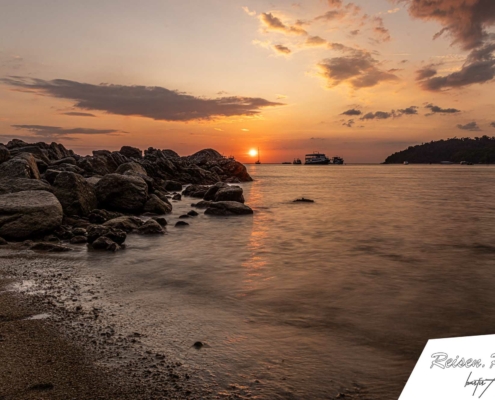 Auf Koh Lipe gibt es natürlich traumhafte Sonnenuntergänge, wie hier am Pattaya Beach.