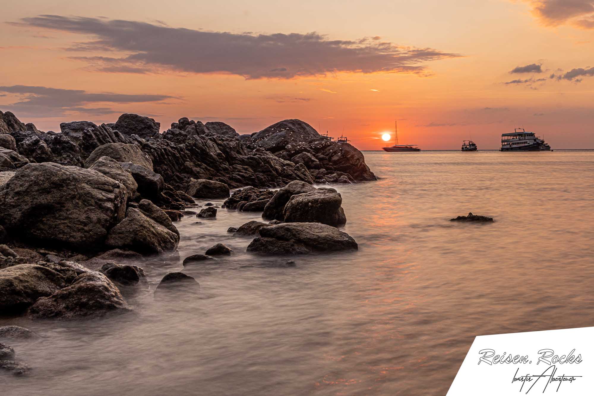 Auf Koh Lipe gibt es natürlich traumhafte Sonnenuntergänge, wie hier am Pattaya Beach.