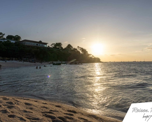 Sonnenuntergang am Sunset Beach, der viele coole Strandbars aufweist.