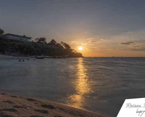 Sonnenuntergang am Sunset Beach, der viele coole Strandbars aufweist.