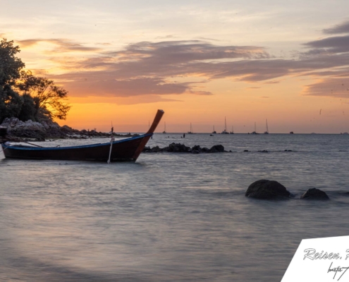 Sonnenuntergang am Sunset Beach, der viele coole Strandbars aufweist.