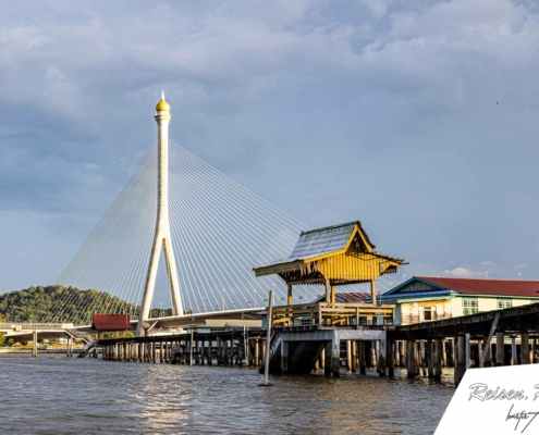 Blick auf die Jambatan Sungai Kebun Brücke