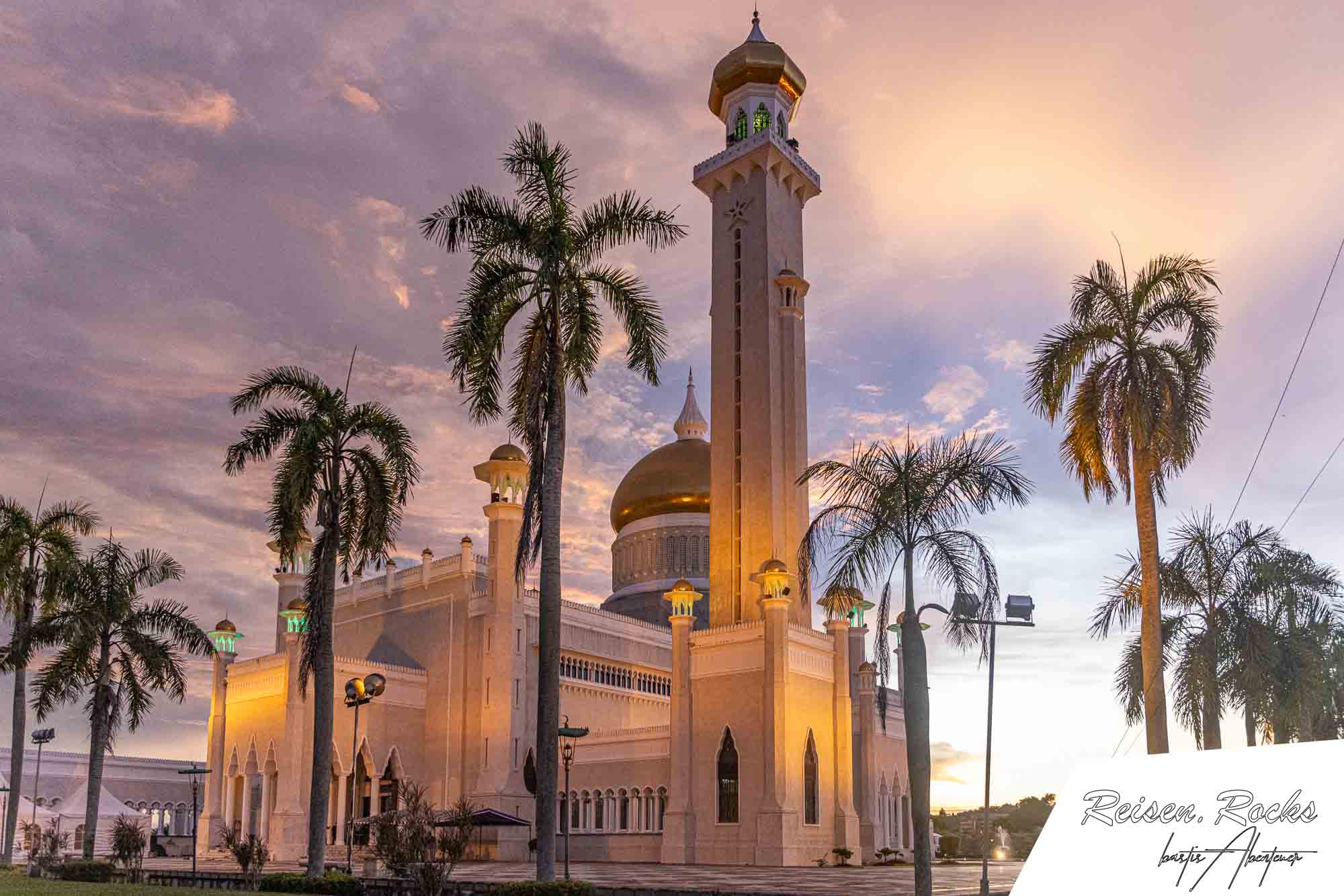 Sonnenuntergang an der Omar Ali Saifuddien Mosque