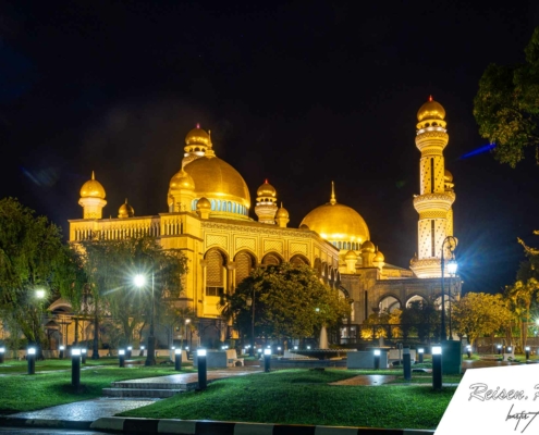 Die Jame'Asr Hassanil Bolkiah Mosque wird wunderschön beleuchtet in der Nacht.