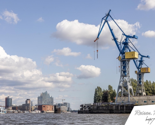 Das Wahrzeichen von Hamburg: Die Elphilharmonie im Hintergrund